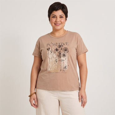 Polera Manga Corta Acid Wash Camel en modelo plus size