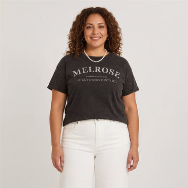 Polera Manga Corta Acid Wash Gris en modelo plus size