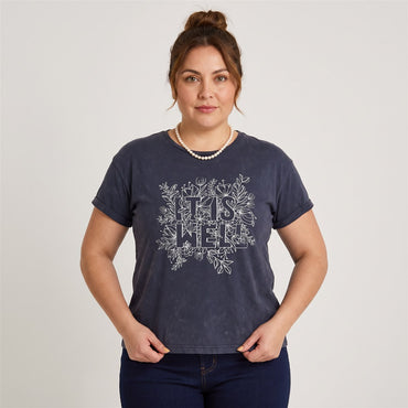 Polera Manga Corta Acid Wash Azul en modelo plus size