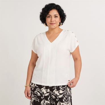 Polera Manga Corta con Botones en Hombro Blanco en modelo plus size