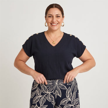 Polera Manga Corta con Botones en Hombro Azul en modelo plus size