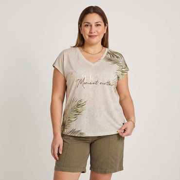 Polera Manga Corta Estampada Verde en modelo plus size