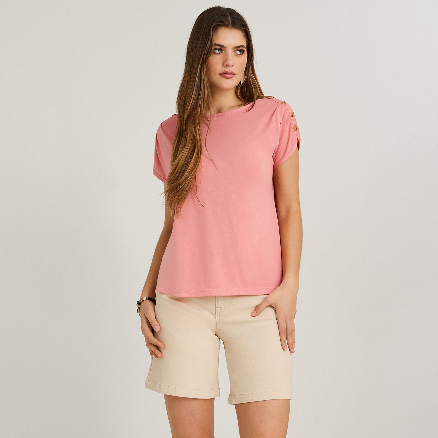 Polera Manga Corta con Botones en Hombro Rosado