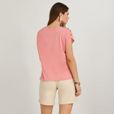 Polera Manga Corta con Botones en Hombro Rosado