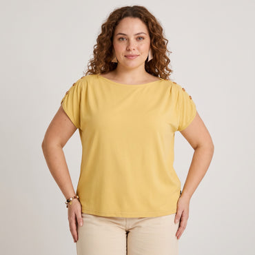 Polera Manga Corta con Botones en Hombro Mostaza en modelo plus size