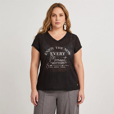 Polera con Técnica Deboré Estampada Negro en modelo plus size