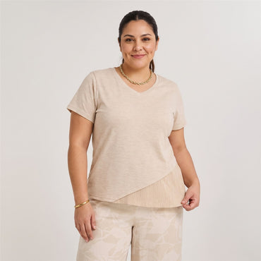 Polera Manga Corta con Aplicación en Faldón Beige en modelo plus size