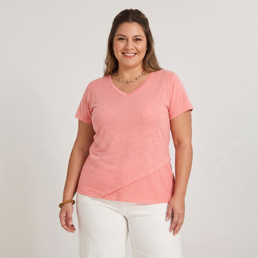 Polera Manga Corta con Aplicación en Faldón Rosado en modelo plus size