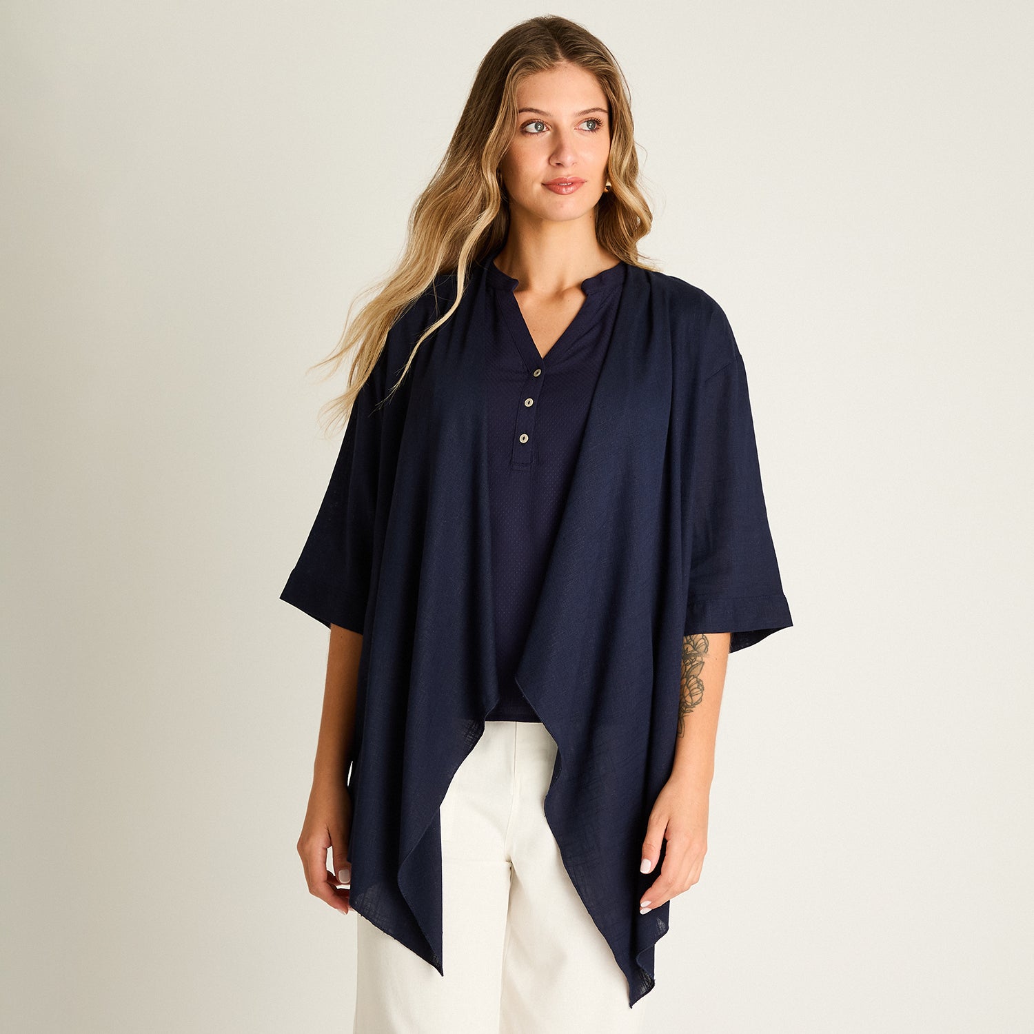 Tapado Azul Manga 3/4 No Elasticado Sin Forro Calce Holgado