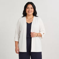 Tapado Manga 3/4 Liso Crudo en modelo plus size