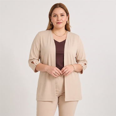 Tapado Manga 3/4 Liso Beige en modelo plus size