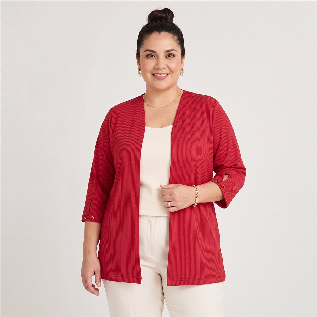 Tapado Manga 3/4 Liso Rojo en modelo plus size