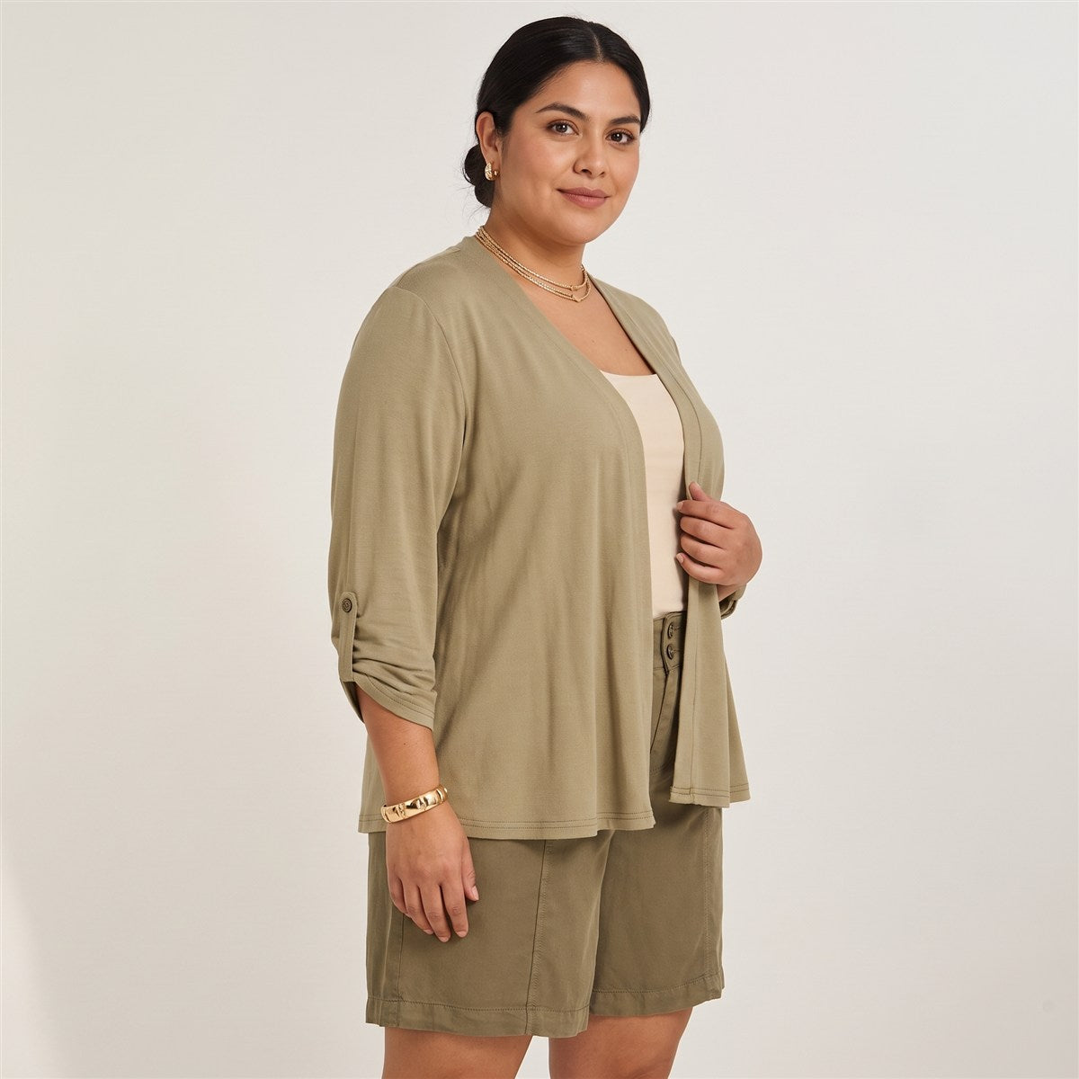 Tapado Manga Roll Up Verde en modelo plus size
