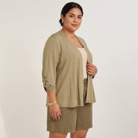 Tapado Manga Roll Up Verde en modelo plus size