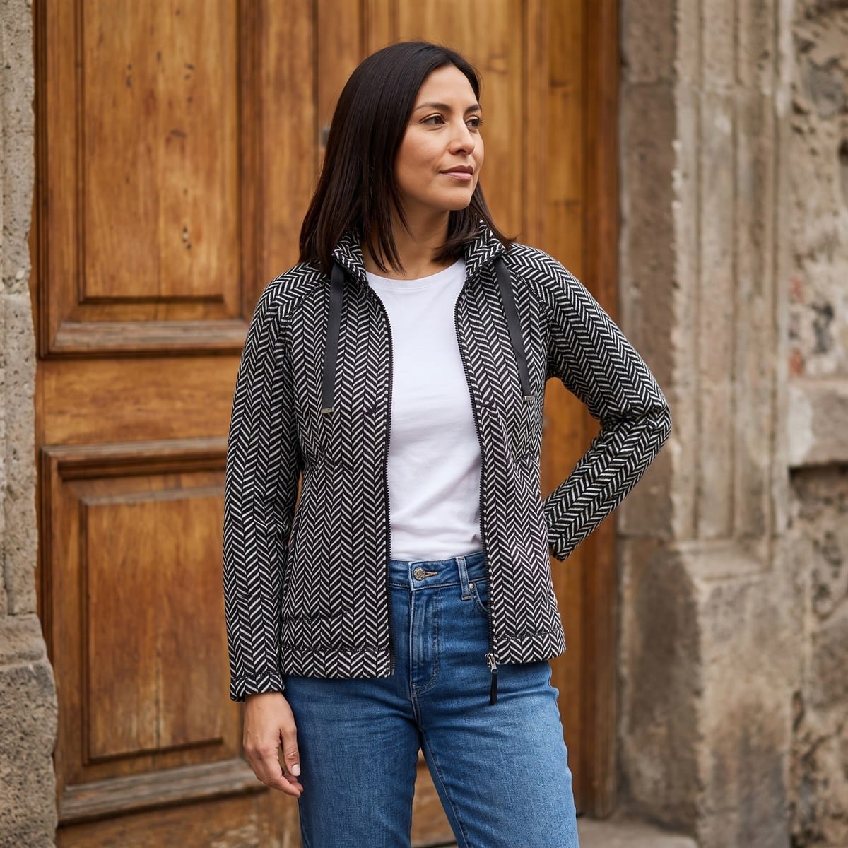 Polerón Negro con Estampado Espiga y Forro Fleece lifestyle