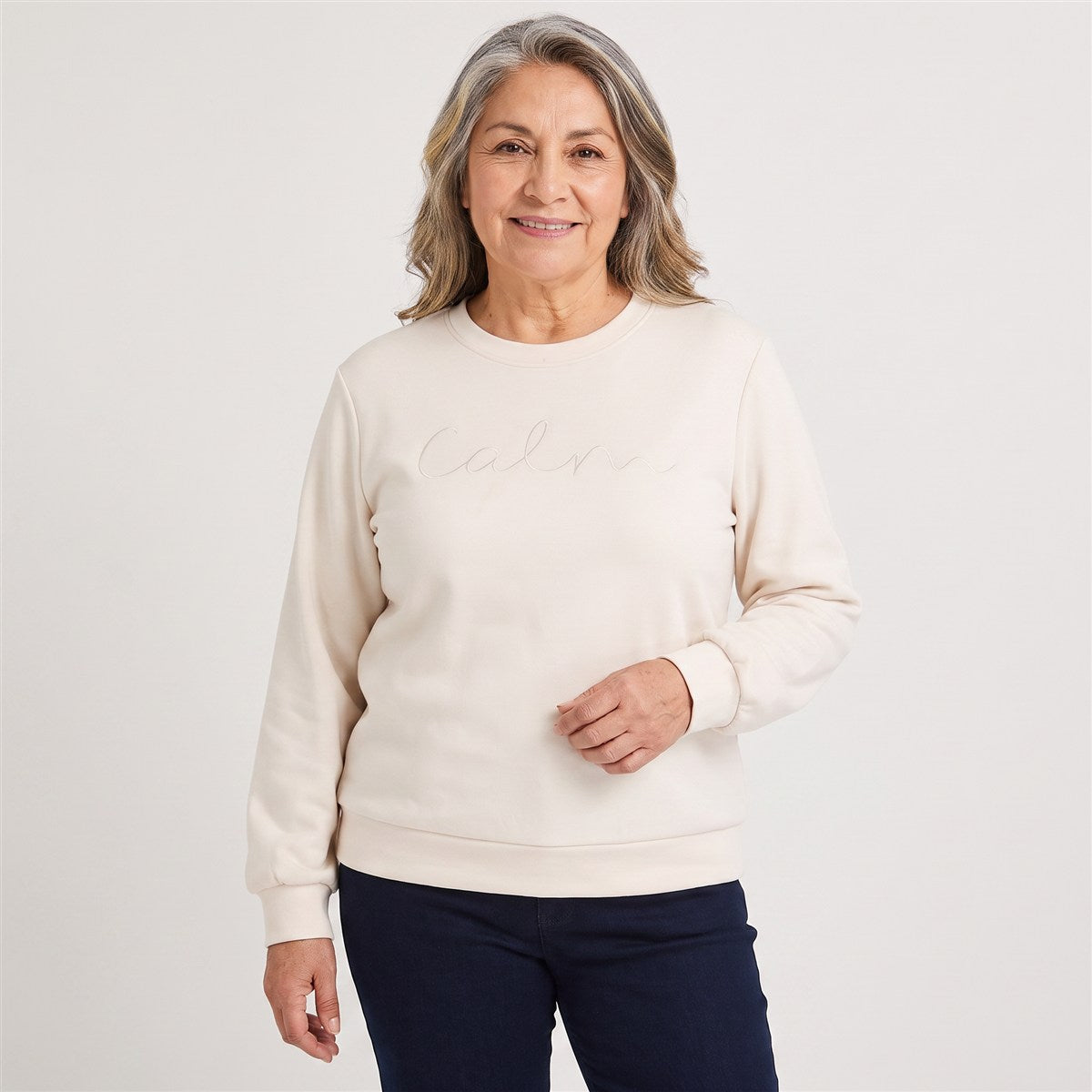 Polerón Algodón Escote Redondo Bordado Beige en modelo adulta