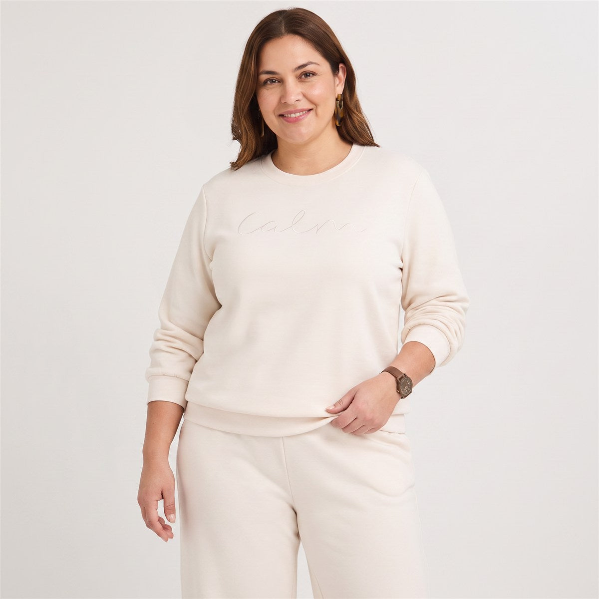 Polerón Algodón Escote Redondo Bordado Beige en modelo plus size