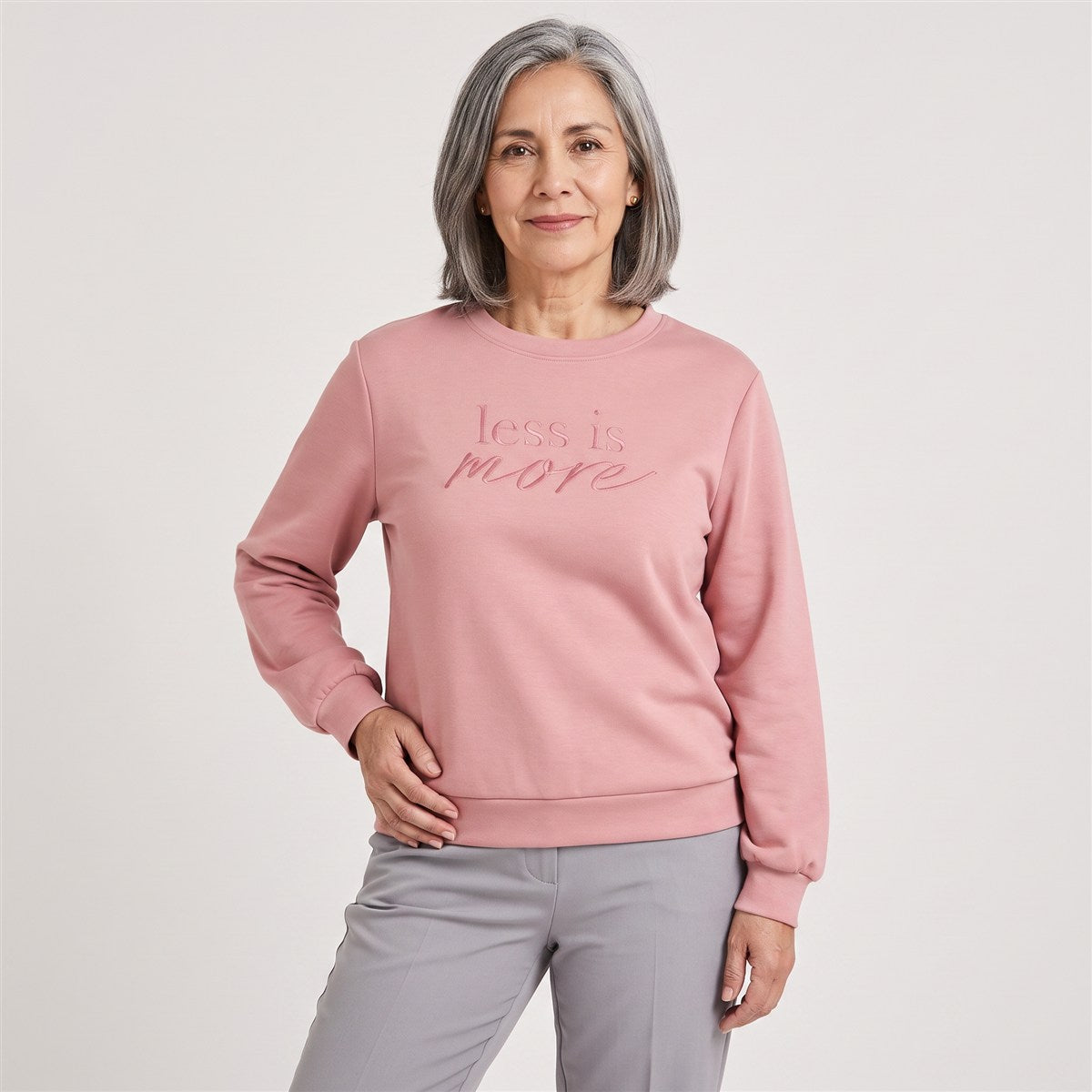 Polerón Algodón Escote Redondo Bordado Rosado en modelo adulta