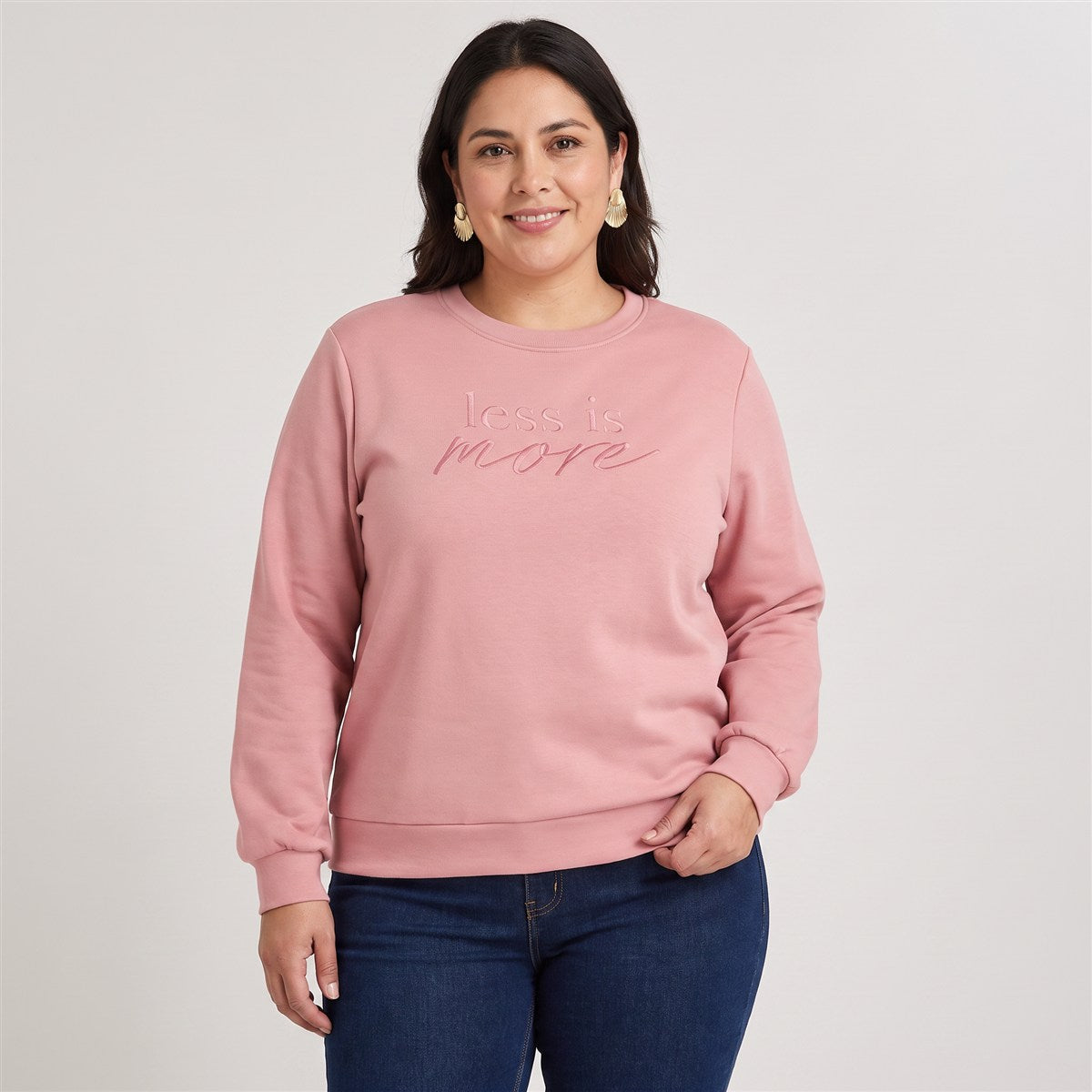Polerón Algodón Escote Redondo Bordado Rosado en modelo plus size