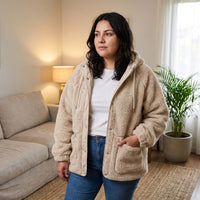 Polerón Sherpa Beige Con Capucha Y Bolsillos lifestyle