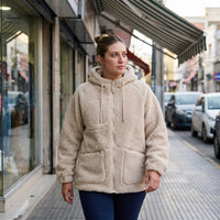 Polerón Sherpa Beige Con Capucha Y Bolsillos lifestyle