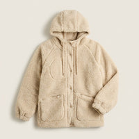 Polerón Sherpa Beige Con Capucha Y Bolsillos en plano