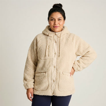 Poleron Sherpa Beige en modelo plus size