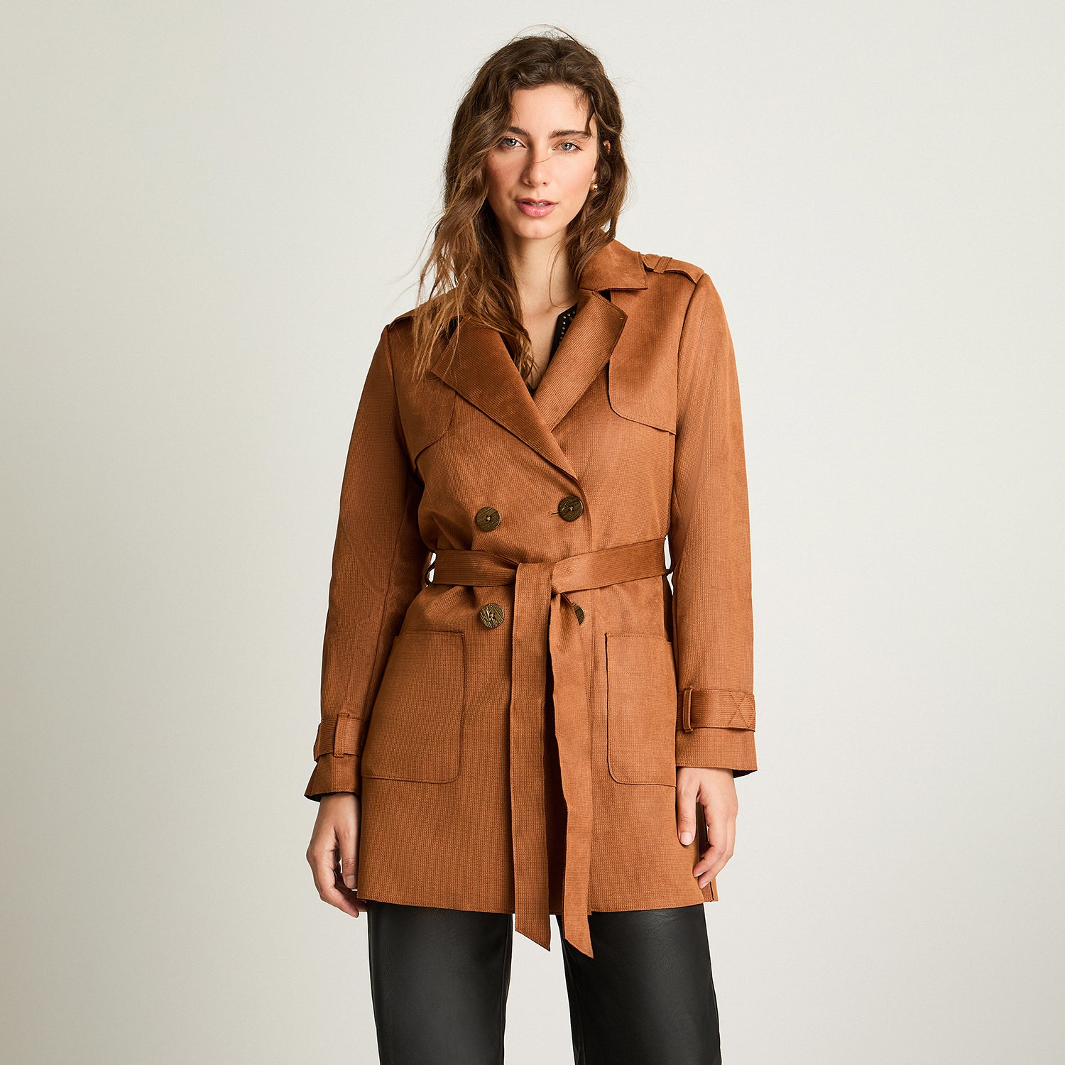 Trench Suede Bondeado Con Lazo Camel Curvi