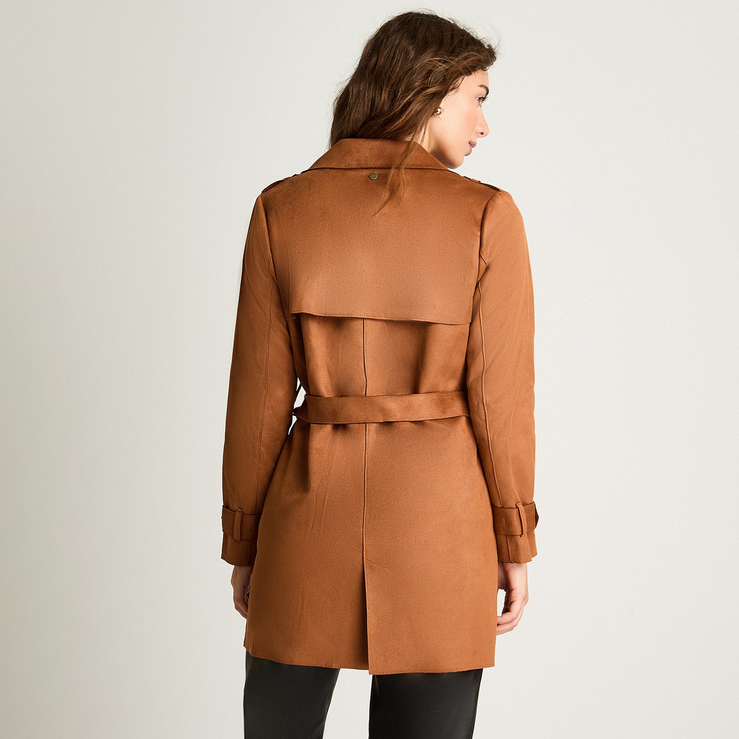 Trench Suede Bondeado Con Lazo Camel Curvi