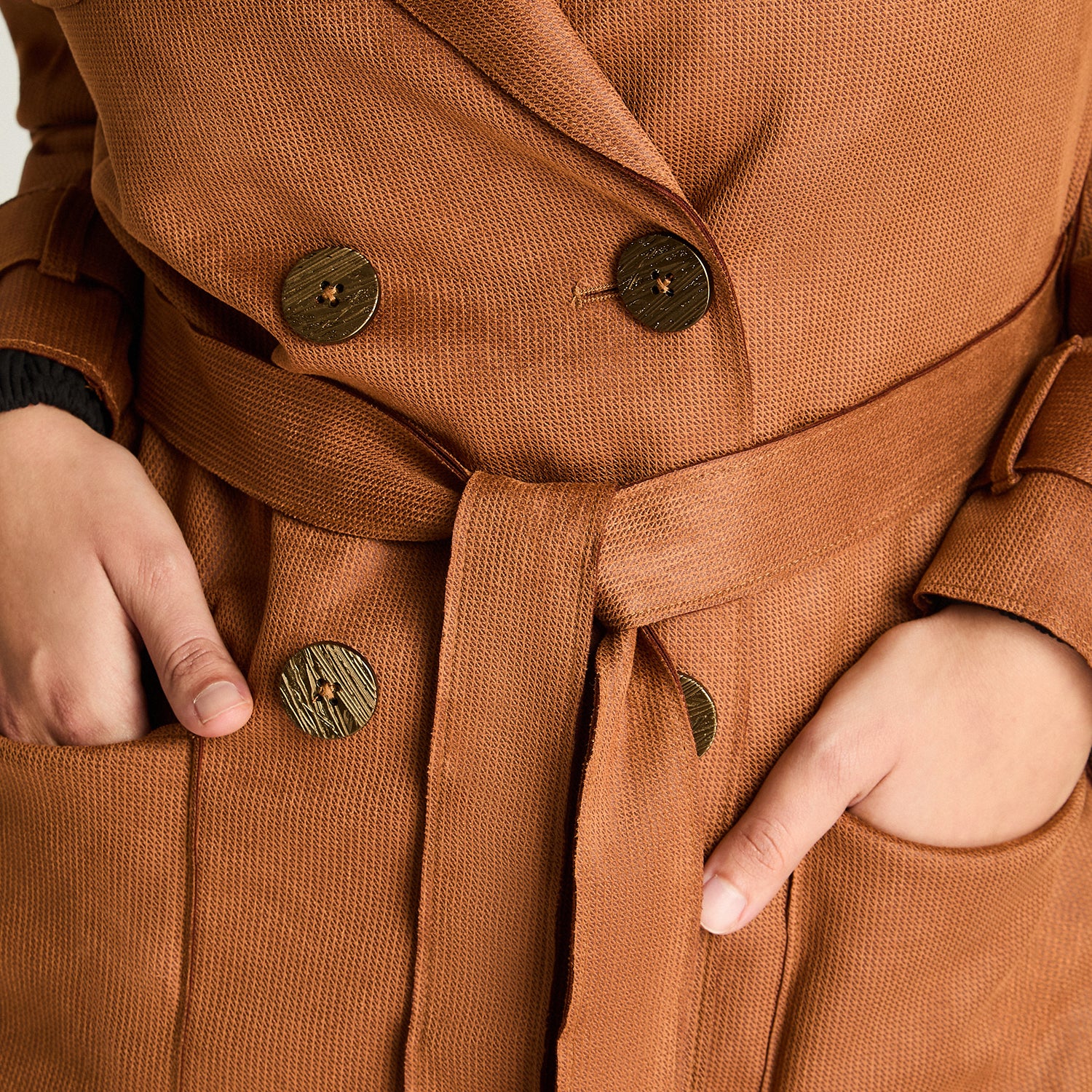 Trench Suede Bondeado Con Lazo Camel Curvi