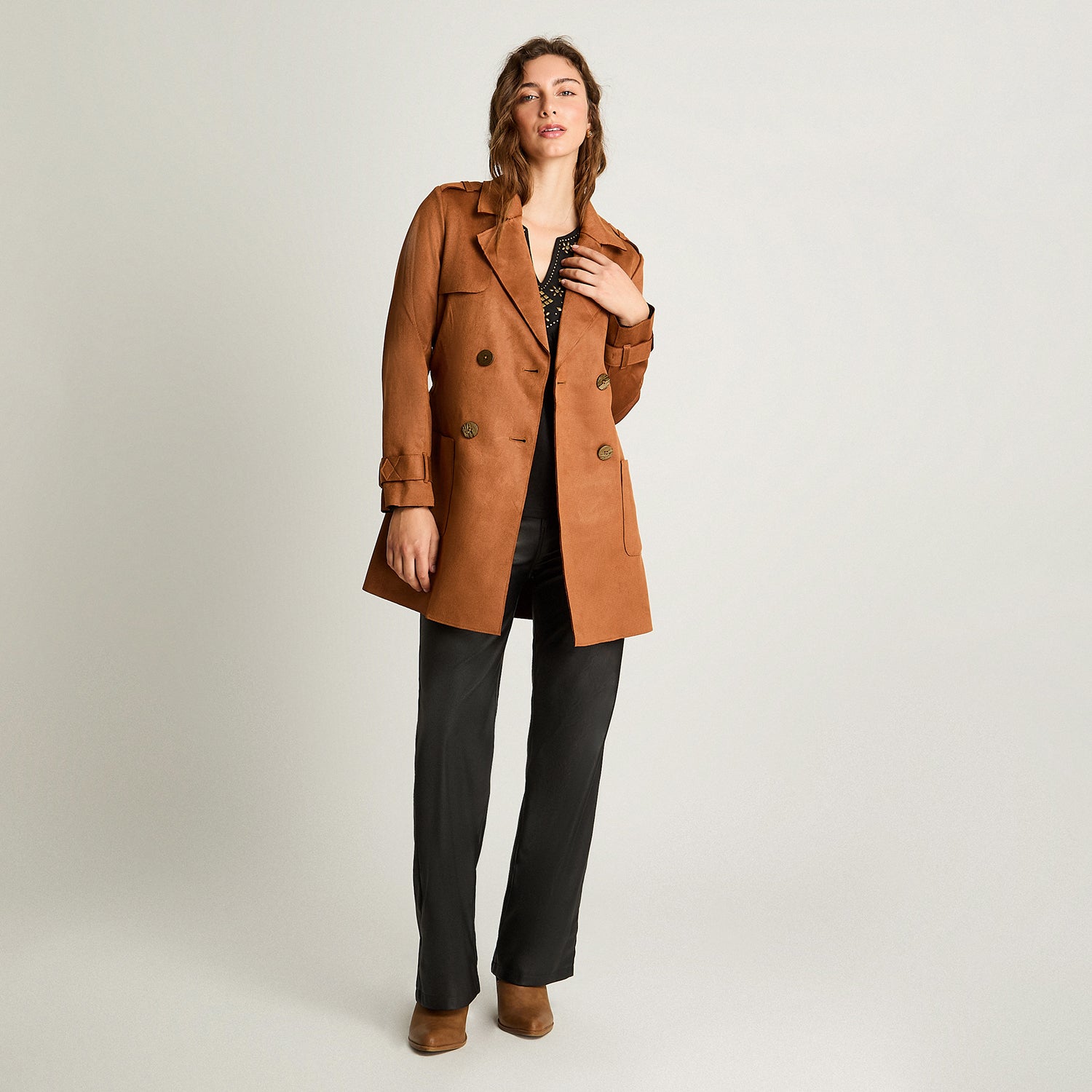 Trench Suede Bondeado Con Lazo Camel Curvi