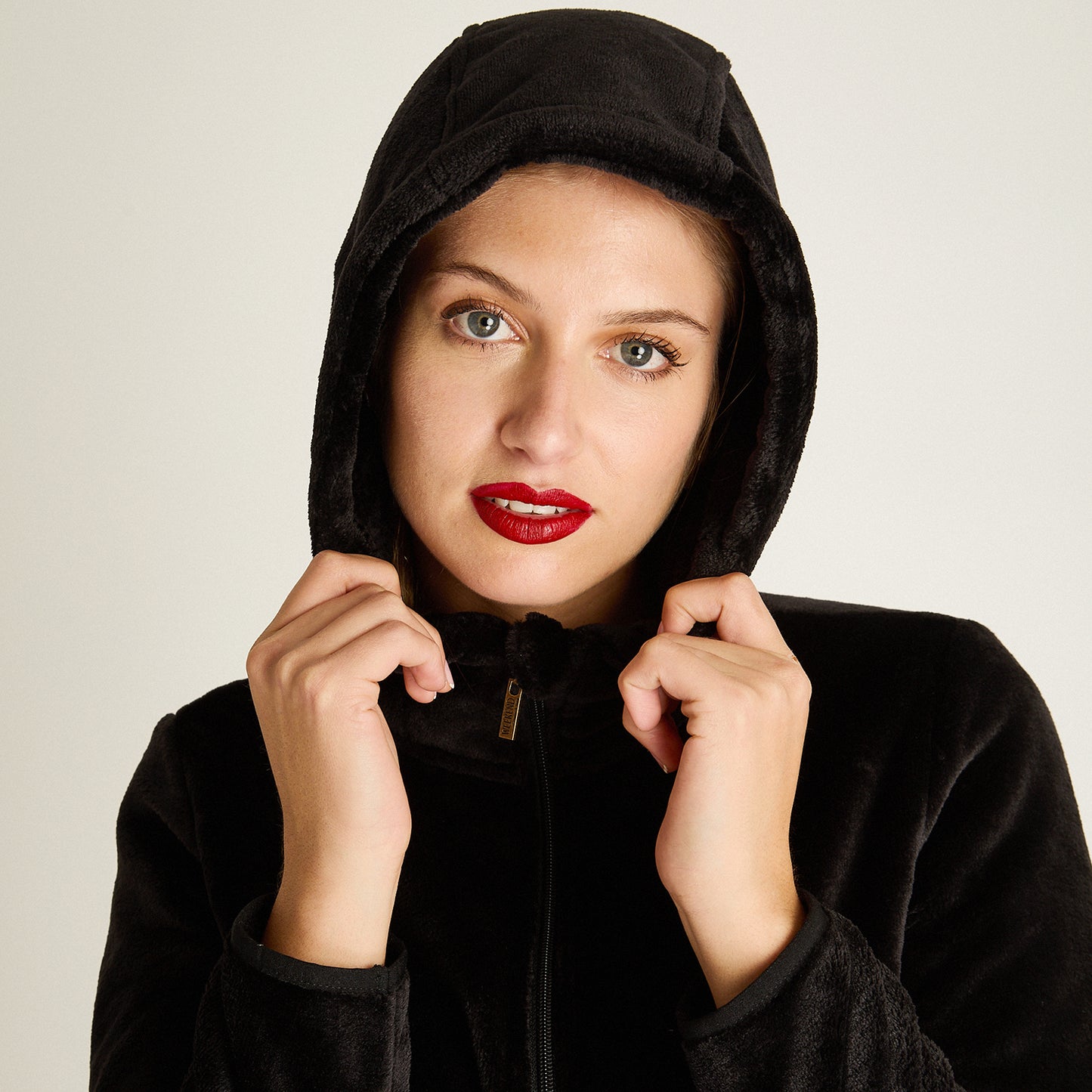 Poleron Coral Fleece Negro Manga Larga Elasticidad Media Sin Forro Calce Normal Tela Punto
