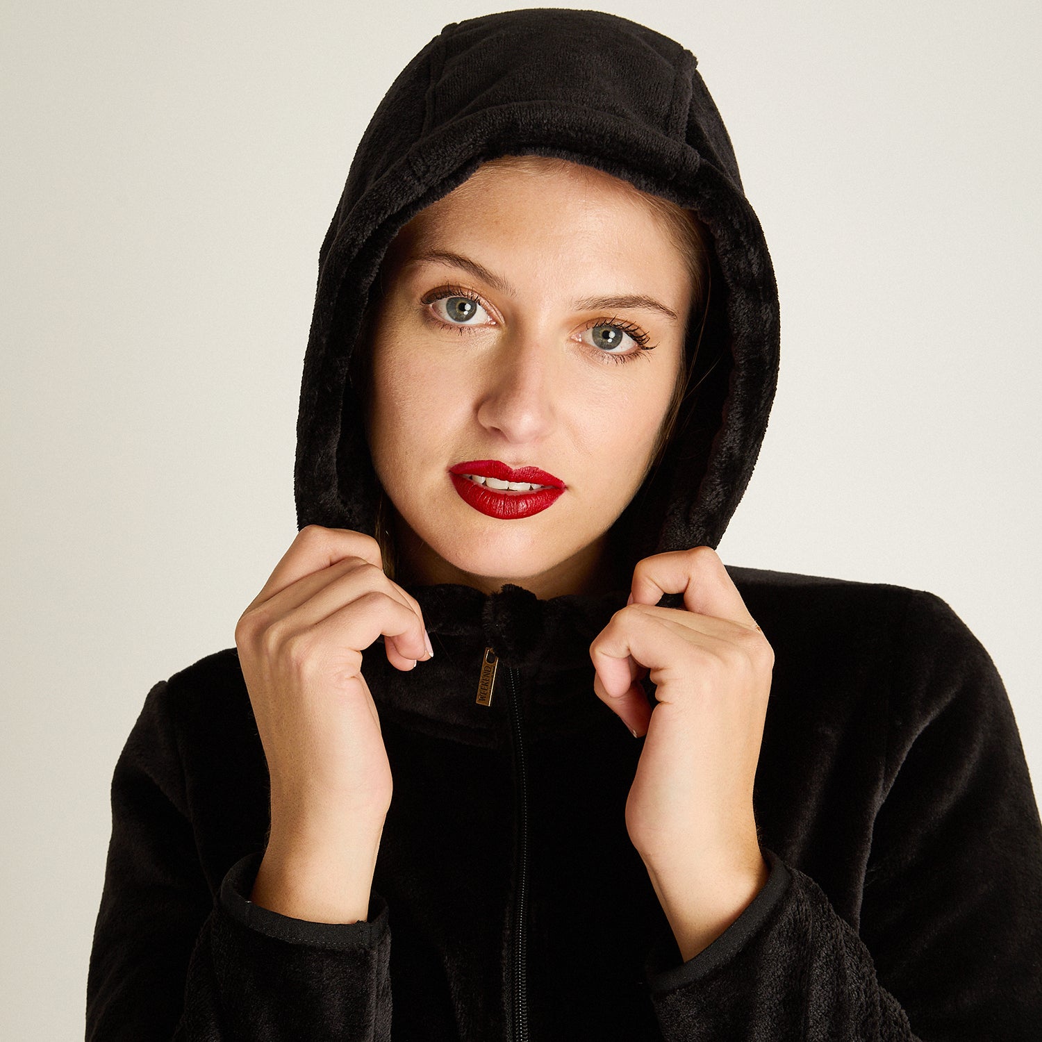 Poleron Coral Fleece Negro Manga Larga Elasticidad Media Sin Forro Calce Normal Tela Punto
