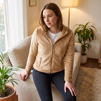 Polerón Camel Coral Fleece con Cuello Alto y Cierre Full Zipper lifestyle