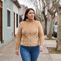 Polerón Camel Coral Fleece con Cuello Alto y Cierre Full Zipper lifestyle