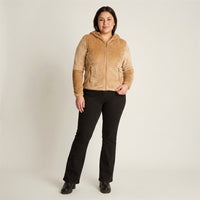 Polerón Camel Coral Fleece con Cuello Alto y Cierre Full Zipper en modelo plus size