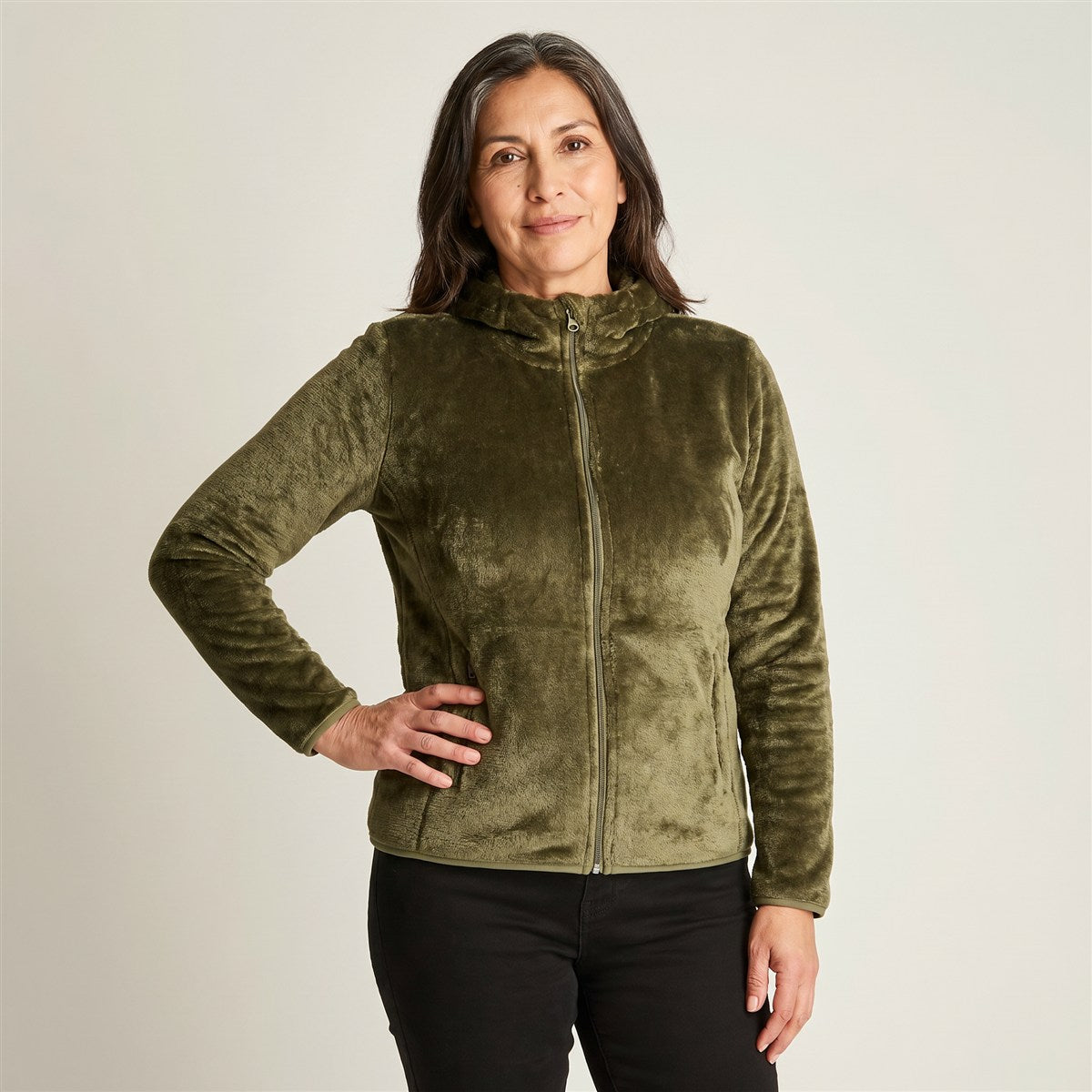 Poleron Verde Coral Fleece con Cuello Alto en modelo adulta