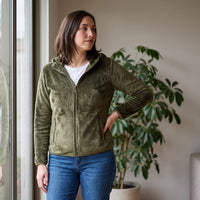 Polerón Verde Coral Fleece con Cuello Alto y Cierre Full Zipper lifestyle