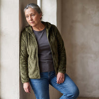 Polerón Verde Coral Fleece con Cuello Alto y Cierre Full Zipper lifestyle