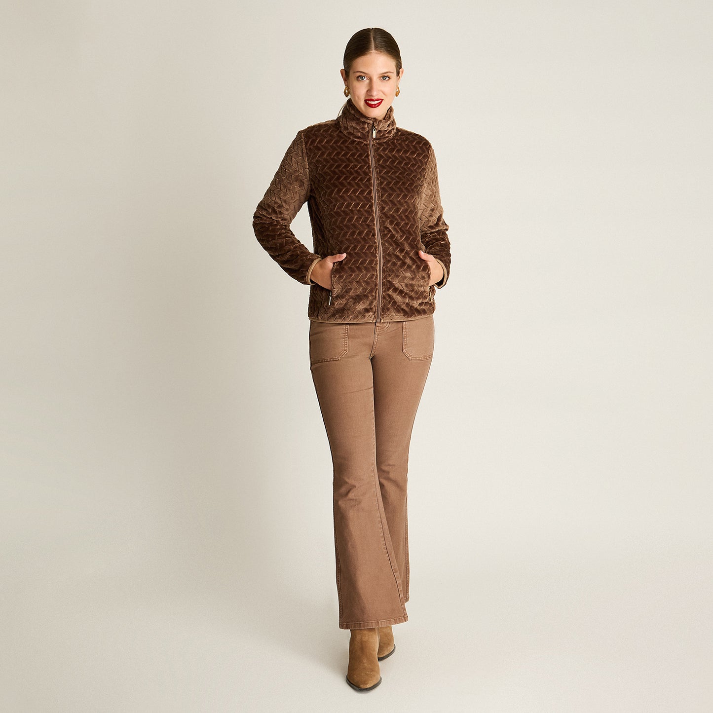 Poleron Coral Fleece Taupe Manga Larga Elasticidad Baja Sin Forro Calce Normal Tela Punto