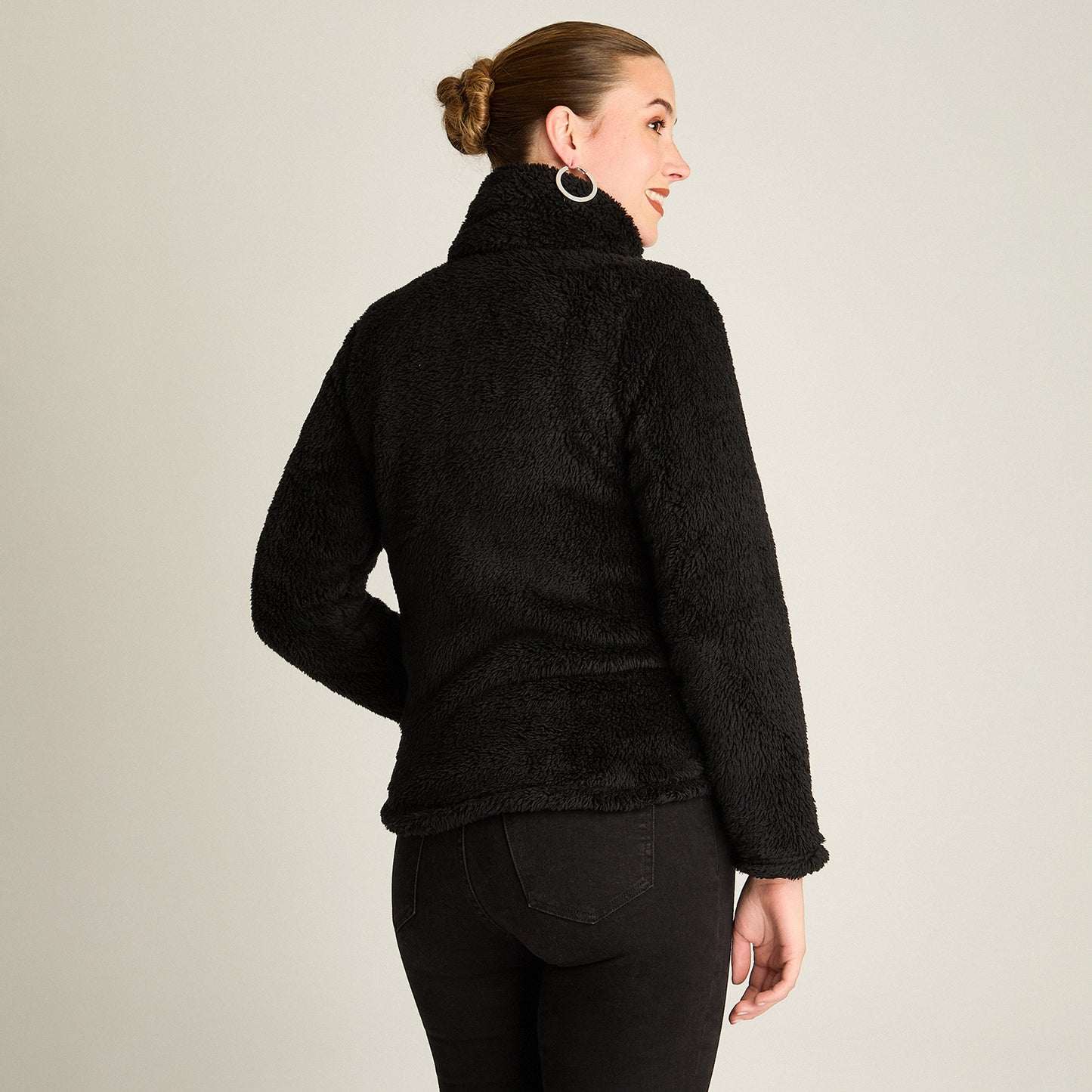Poleron Coral Fleece Negro Manga Larga Elasticidad Baja Sin Forro Calce Normal Tela Punto
