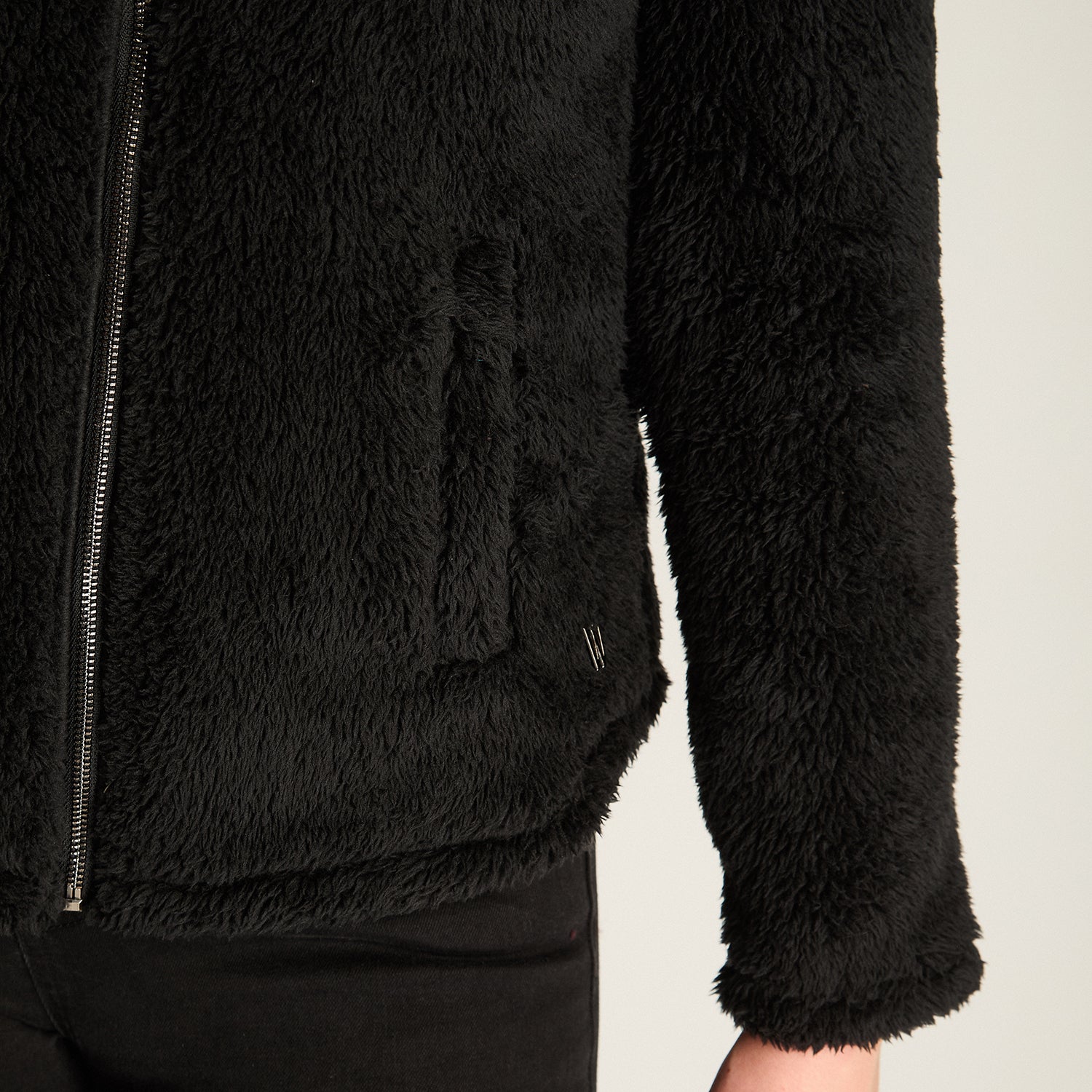 Poleron Coral Fleece Negro Manga Larga Elasticidad Baja Sin Forro Calce Normal Tela Punto