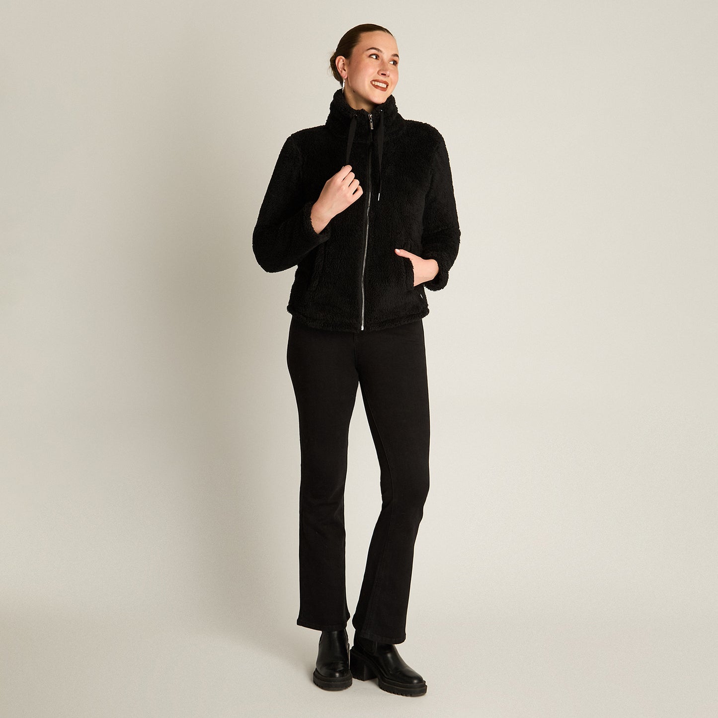 Poleron Coral Fleece Negro Manga Larga Elasticidad Baja Sin Forro Calce Normal Tela Punto