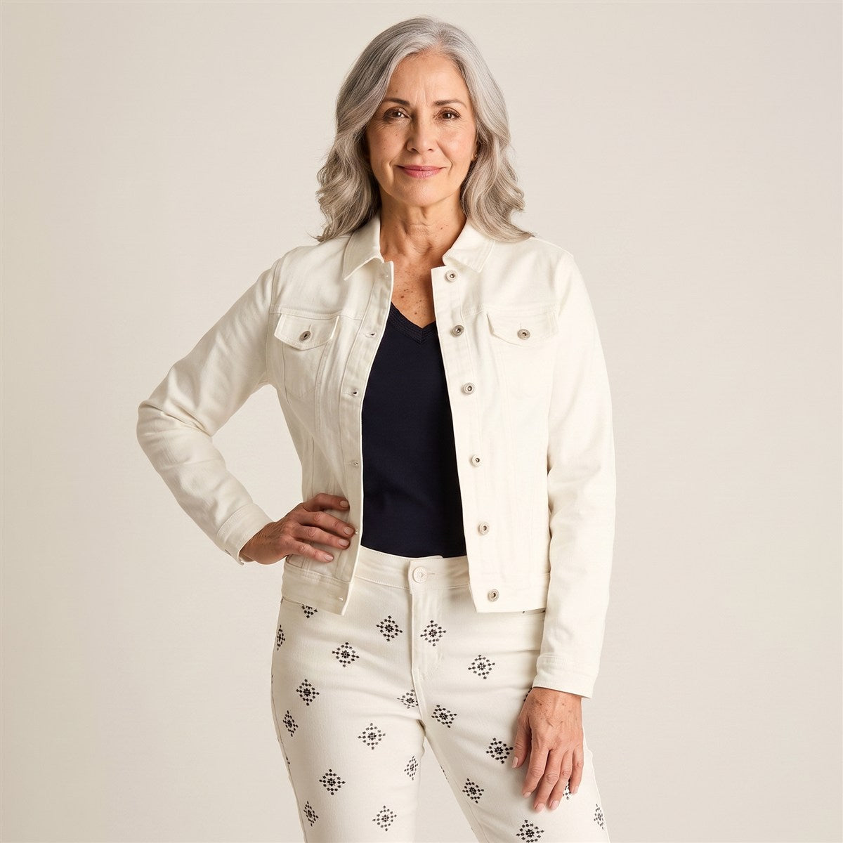 Casaca Mezclilla Blanco Manga Larga en modelo adulta
