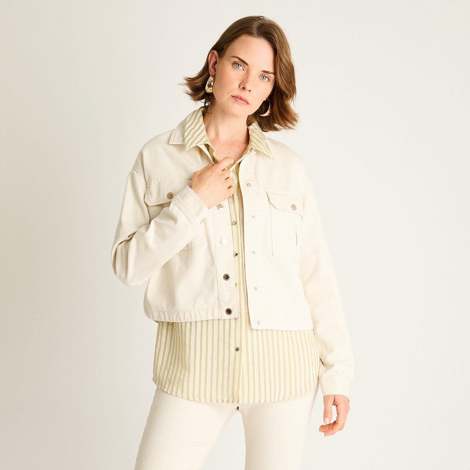 Chaqueta de Mezclilla Arena con Bolsillos