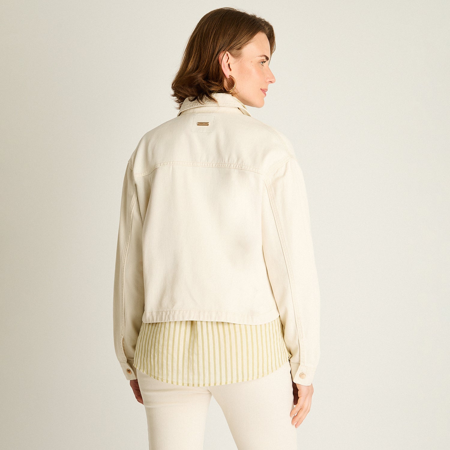 Chaqueta de Mezclilla Arena con Bolsillos
