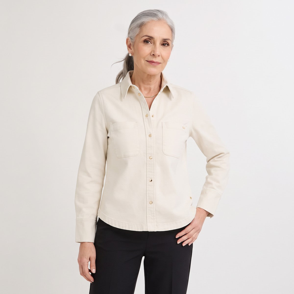 Casaca de Denim Entallada Beige en modelo adulta