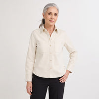 Casaca de Denim Entallada Beige en modelo adulta