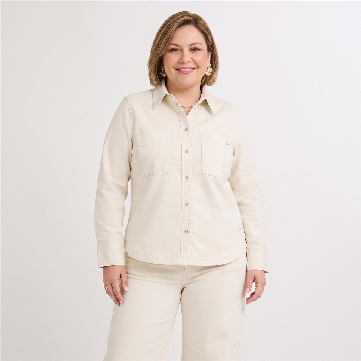 Casaca de Denim Entallada Beige en modelo plus size