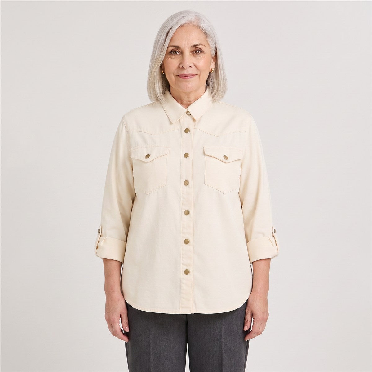 Casaca Mezclilla Manga Larga Lyocell Beige en modelo adulta